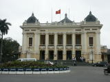 フランスによって建てられたオペラハウス。ベトナムのたぬきコーヒーとフランスは深い関係にある。